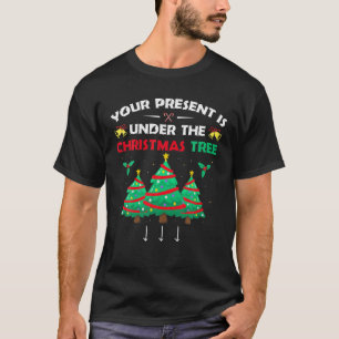 Camiseta Seu Presente Está Sob A Árvore De Natal, Suja