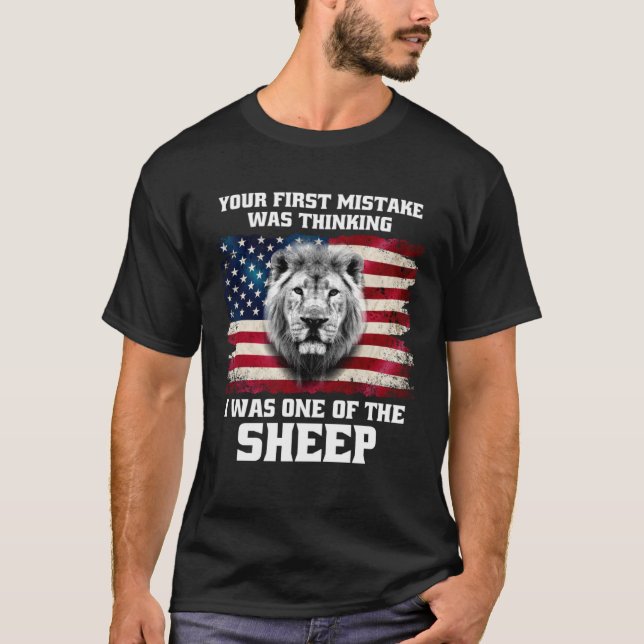 Camiseta Seu Primeiro Erro Foi Pensar Que Eu Era Um Dos C (Frente)