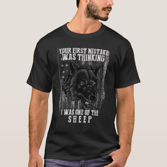 Camiseta Seu Primeiro Erro Foi Pensar Que Eu Era Um Dos S (Frente)