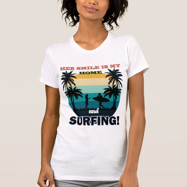 Camiseta Seu sorriso é minha casa e surfando - Surf românti (Frente)