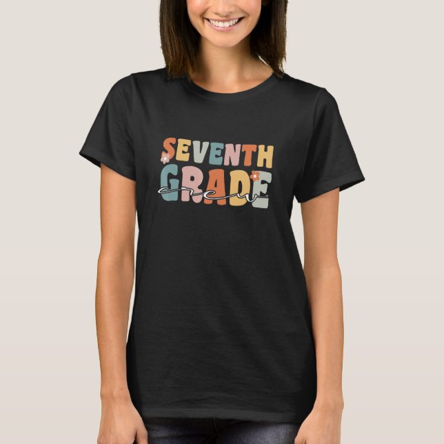 Camiseta Seventh Grade Crew Student Teacher Groovy Retro Sc (Frente)