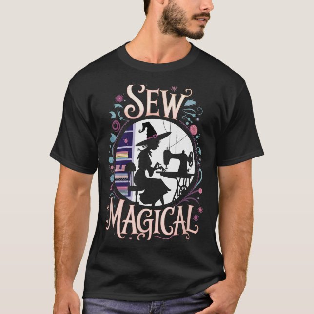 Camiseta Sew Magical Funny Halloween Sewing  (Frente)
