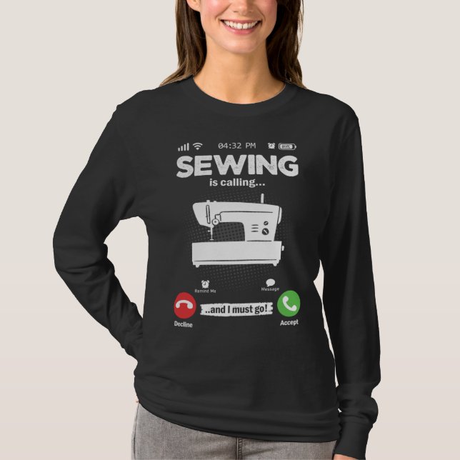 Camiseta Sewing Is Calling I Must Go Sewing Machine Hobby S (Frente)