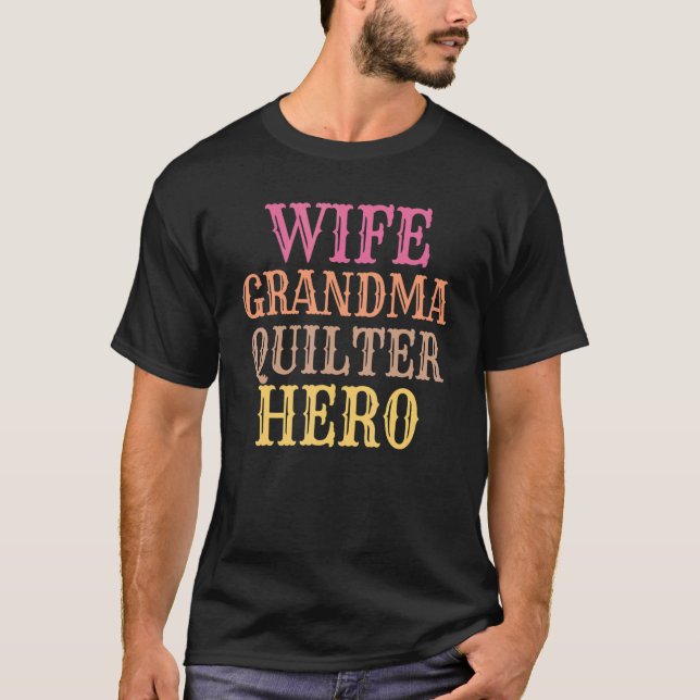 Camiseta Sewing Quilly Wife Avó Filtra Hero Quilter (Frente)