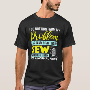 Camiseta Sewing Sentado Na Minha Sala De Artesanatos E Igno