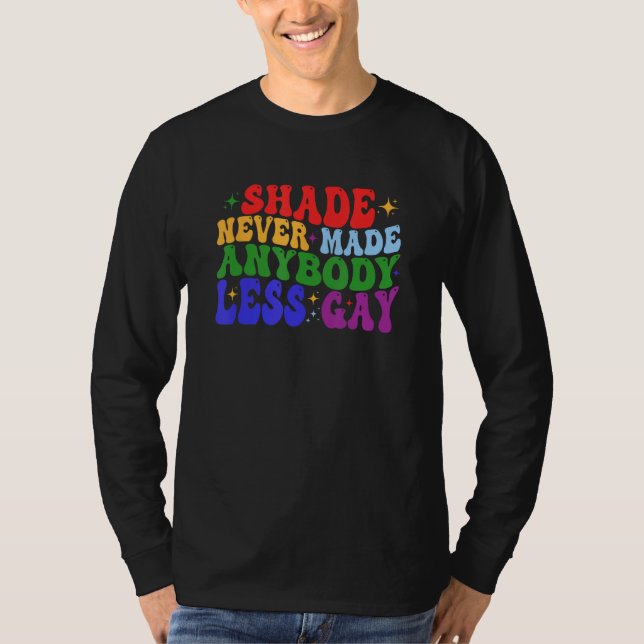 Camiseta Shade Never Made Anybody Less Gay LGBTQ Rainbow Pr (Frente)