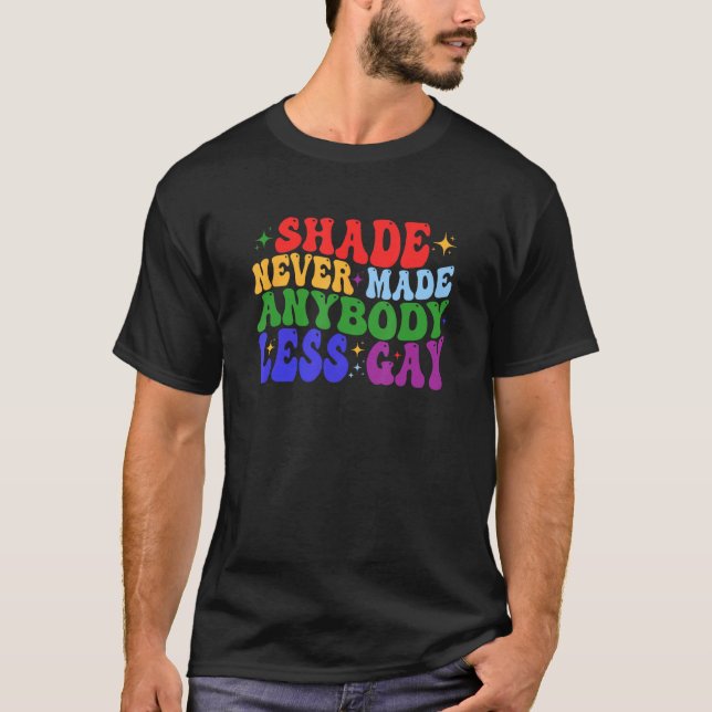 Camiseta Shade Never Made Anybody Less Gay LGBTQ Rainbow Pr (Frente)