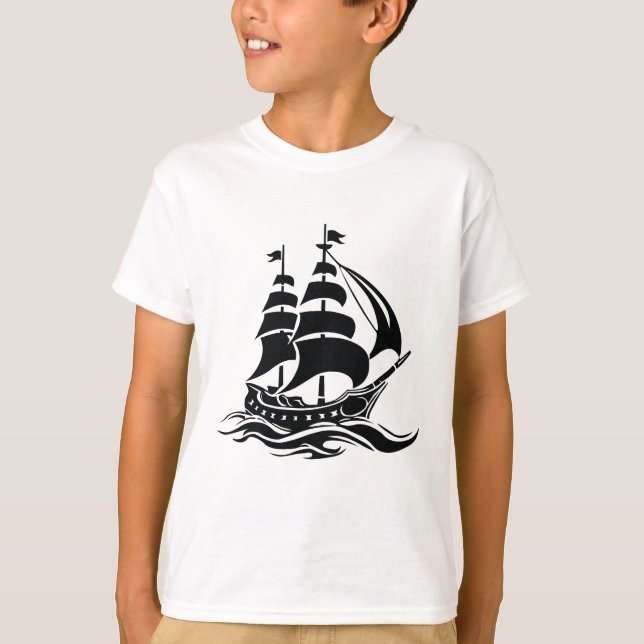 Camiseta Shadow Sailing Ship – Vintage Ocean Illustration (Frente)