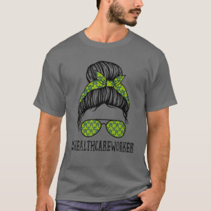 Camiseta Shamr de Dia de São Patrício Messy Bun do Trabalha