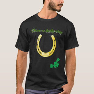 Camiseta Shamro Verde Lucky Dourado com Ferradura de Dia de