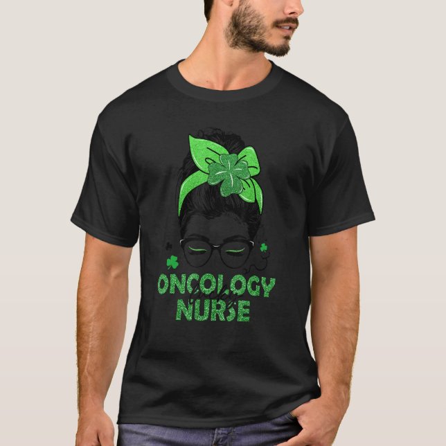 Camiseta Shamrock Lucky Oncology Enfermeira Messy Bun Rua P (Frente)
