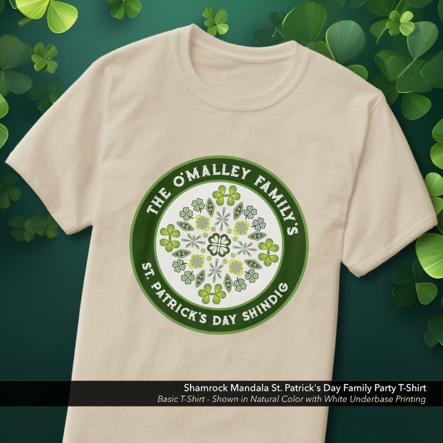 Camiseta Shamrock Mandala Rua do Dia da Família do Patrick (Shamrock, Clover, and Floral Mandala St. Patrick's Day Party T-Shirt - Personalize the Name and Text)