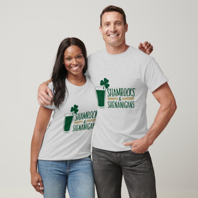 Camiseta Shamrocks & Shenanigans: Rua. Design do Dia de Pat (Unissex)