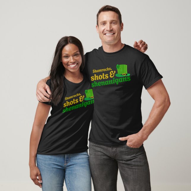 Camiseta Shamrocks, Shots e Shenanigans (Unissex)