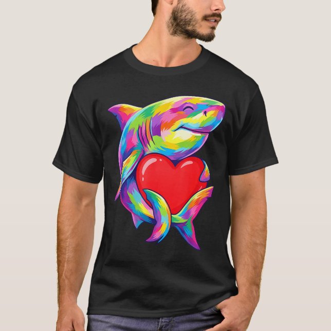 Camiseta Shark Hugging Valentine Heart Color Critters Rainb (Frente)