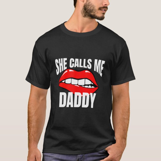 Camiseta She Calls Me Daddy Humor For A Humor (Frente)