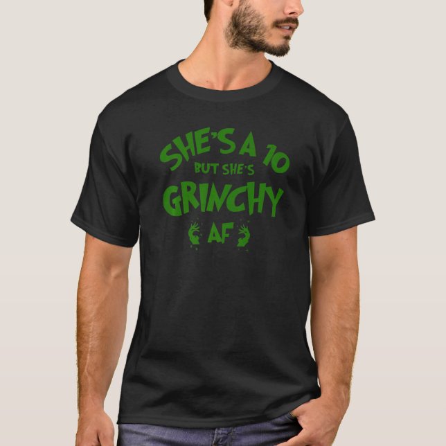 Camiseta She is a 10 but She's Grinchy AF  Xmas  Christmas (Frente)