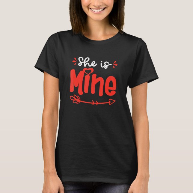 Camiseta She Is Mine He Is Mine Set Matching Couples Valent (Frente)