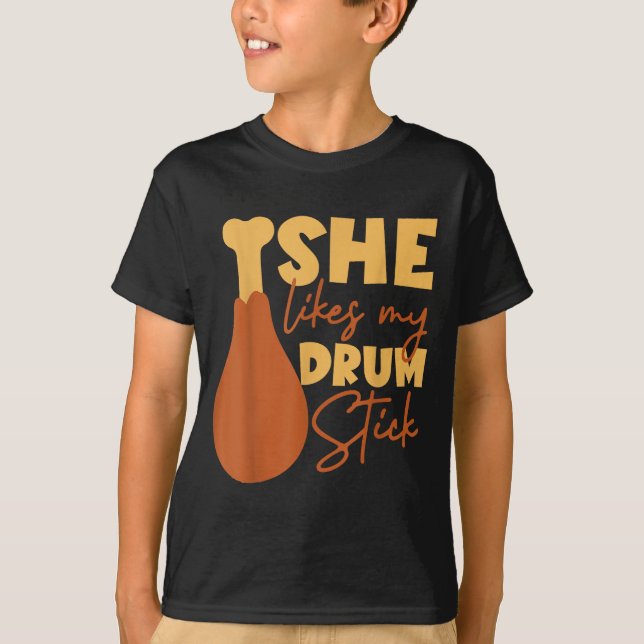 Camiseta She Likes My Drum Stick Funny Couple Matching Than (Frente)