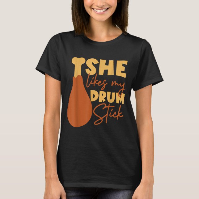 Camiseta She Likes My Drum Stick Funny Couple Matching Than (Frente)