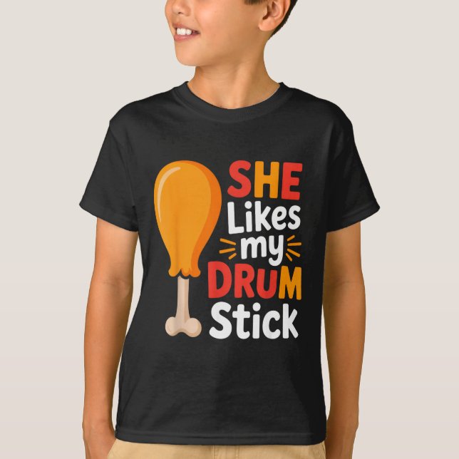 Camiseta She Likes My Drum Stick Funny Foodie Humor Summer  (Frente)