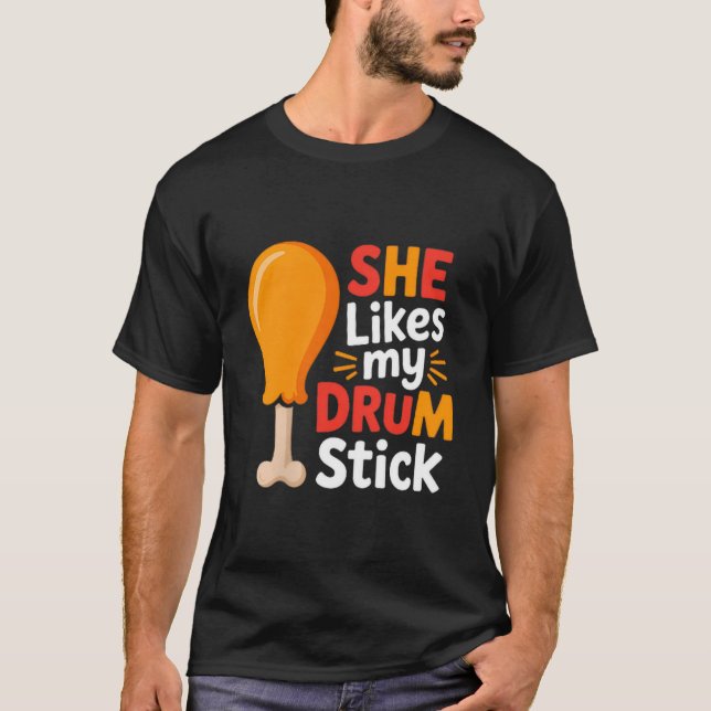 Camiseta She Likes My Drum Stick Funny Foodie Shirt For Tha (Frente)
