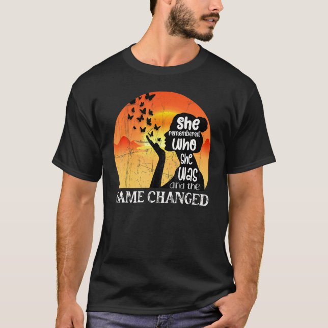 Camiseta She Remembered Who She Was And The Game Changed 1 (Frente)