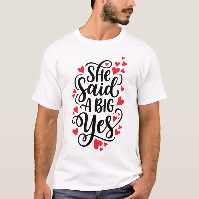 Camiseta She Said A Big Yes Bold Engagement Announcement &  (Frente)