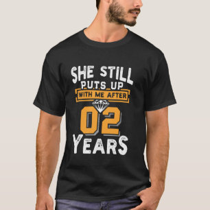 Camiseta She Still Puts Up With Me After 2 Years Wedding Re