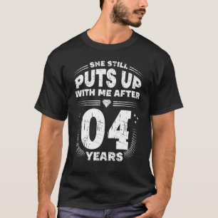 Camiseta She Still Puts Up With Me Funny 4th Wedding Annive