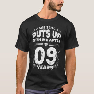 Camiseta She Still Puts Up With Me Funny 9th Wedding Annive