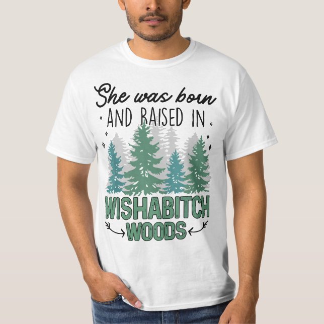 Camiseta She was born and raised in wishabitch woods  (Frente)