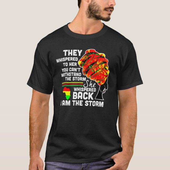 Camiseta She Whispered Back I Am The Storm Black History Mo (Frente)