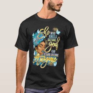 Camiseta She Who Kneels Before God Can Stand Before Anyone