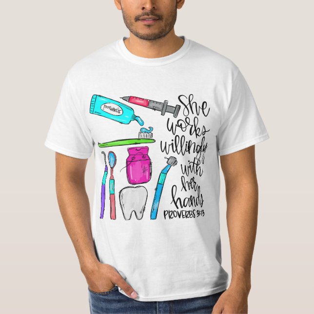 Camiseta She Works Willing With Her Hands Proverbs (Frente)