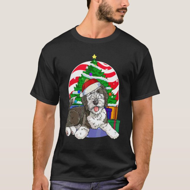 Camiseta Sheepadoodle Dog Santa Christmas Tree Decor (Frente)