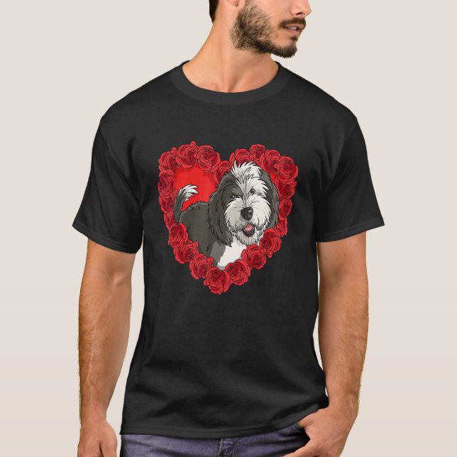 Camiseta Sheepadoodle Heart Roses Valentine Day Dog Mom (Frente)