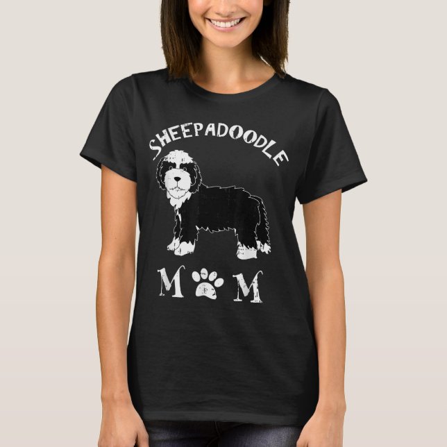 Camiseta Sheepadoodle Mãe Cãozinho-De-Pé-Cachorro Cachorro- (Frente)
