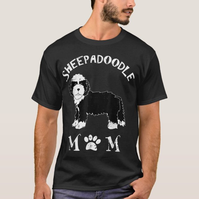 Camiseta Sheepadoodle Mãe Cãozinho-De-Pé-Cachorro Cachorro- (Frente)