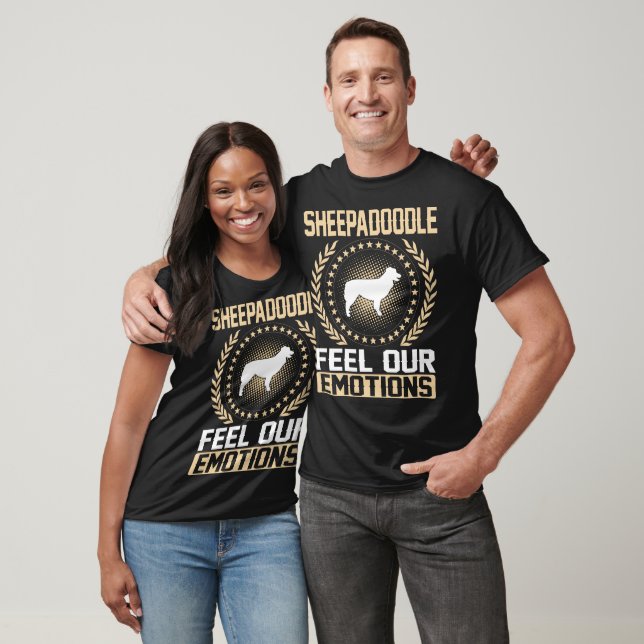 Camiseta Sheepadoodle Sente que Nossas Emoções Pet Amantes  (Unissex)