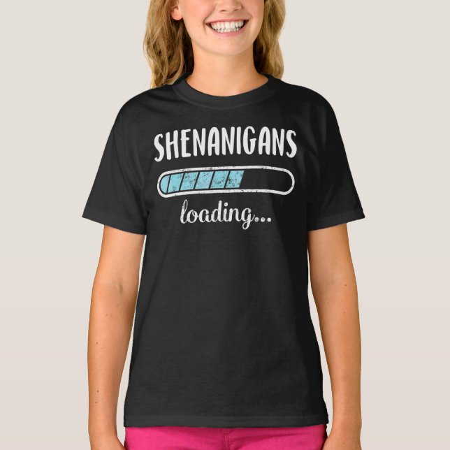 Camiseta Shenanigans Carregando Amigos Familiares Trendy Po (Frente)