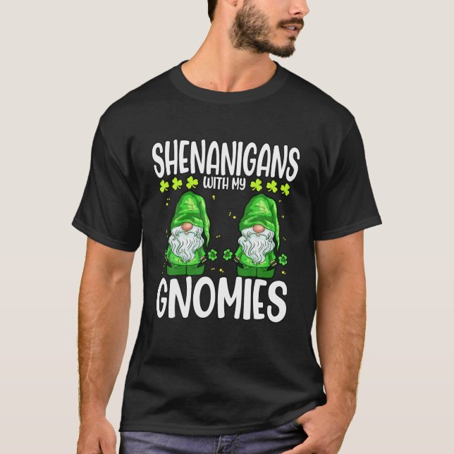 Camiseta Shenanigans Com Minha Rua De Gnomos. (Frente)