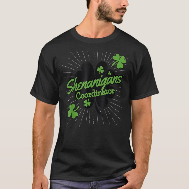 Camiseta Shenanigans Coordenador Engraçado Professora Rua d (Frente)