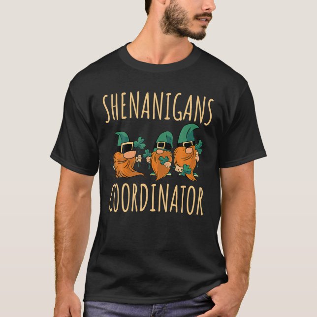 Camiseta Shenanigans Coordinator Funny Gnomies St Patrick's (Frente)