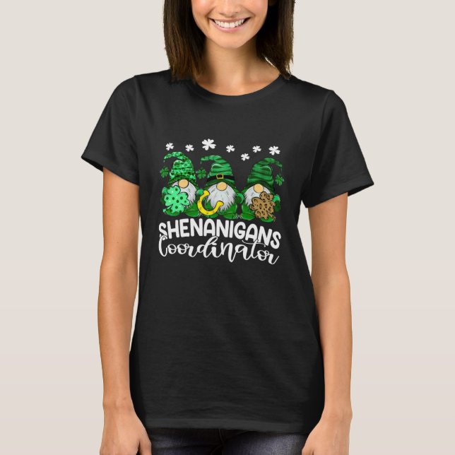 Camiseta Shenanigans Coordinator Patricks Day Gnomes Green  (Frente)