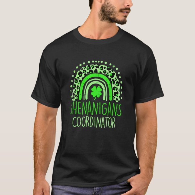 Camiseta Shenanigans Coordinator Rainbow Teacher St Patrick (Frente)