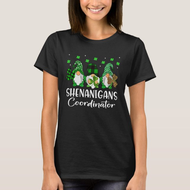 Camiseta Shenanigans Coordinator St Patrick s Day Gnomes Gr (Frente)
