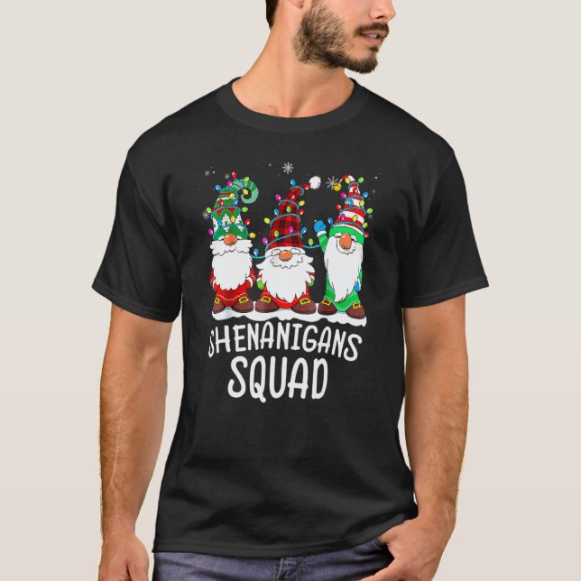 Camiseta Shenanigans Squad Gnomes Lights Christmas Pajamas  (Frente)
