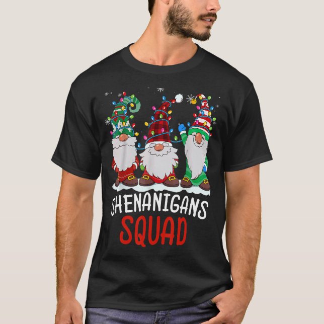Camiseta Shenanigans Squad Gnomes Lights Christmas Pajamas  (Frente)