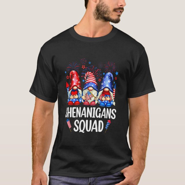 Camiseta Shenanigans Squad Gnomes USA Independence Day 4th  (Frente)